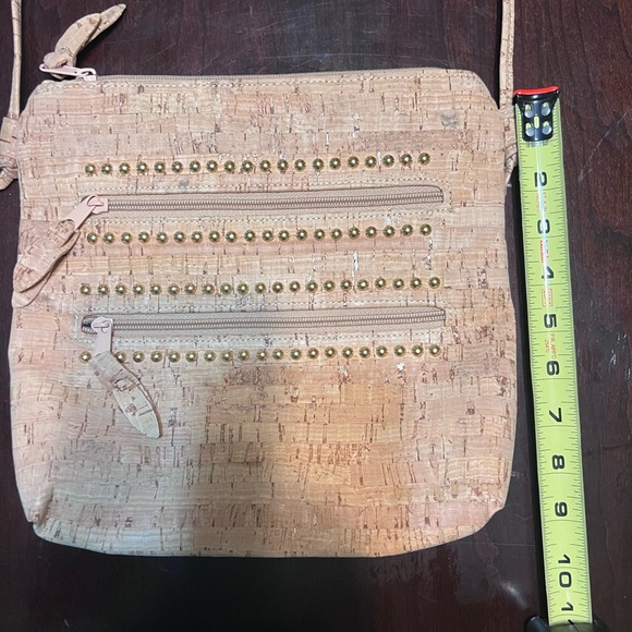 Lightweight cork shoulder bag with gold beads, 2 exterior zipper pockets and 1 - Picture 5 of 6